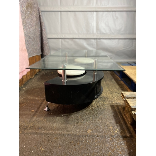 324 - Modern Designer Glass coffee table complete with two round stools.

Dimensions - 51