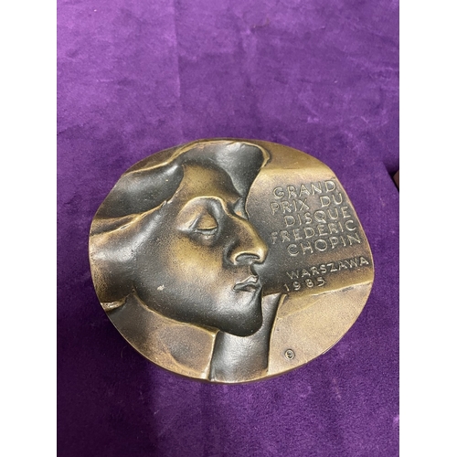 51 - Vintage Bronze Medallion - Grand Prix Du Disque Frederic Chopin Warszawa 1985 + 1 other bronze sculp... 