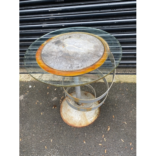 362 - Glass table with metal stand. 

Dimensions - Circumference 23.5