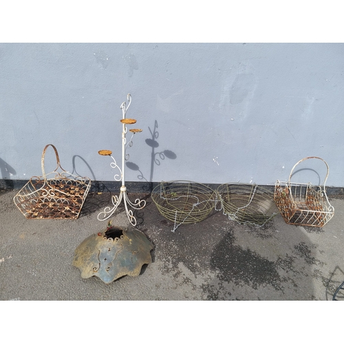 389 - A selection of miscellaneous metal garden accessories / hanging baskets