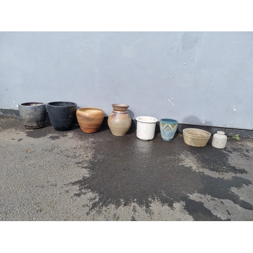 393 - A quantity of garden / flower pots