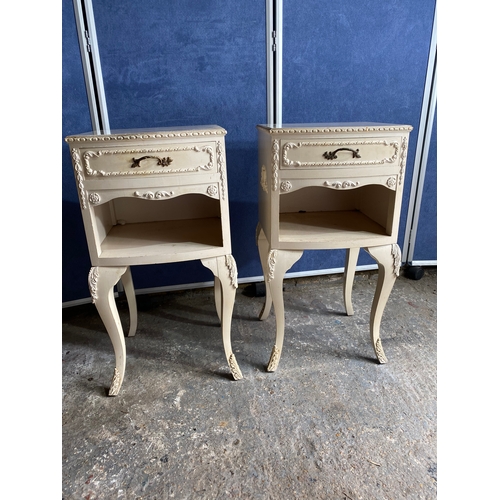 505 - Set of matching Vintage White French bedside cabinets on cabriolet legs

Dimensions - 14
