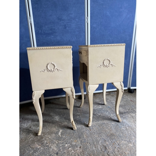 505 - Set of matching Vintage White French bedside cabinets on cabriolet legs

Dimensions - 14