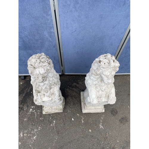 304 - Two Heavy Stone Lion Shield Garden Ornaments - 82cm x 30cm x 26cm