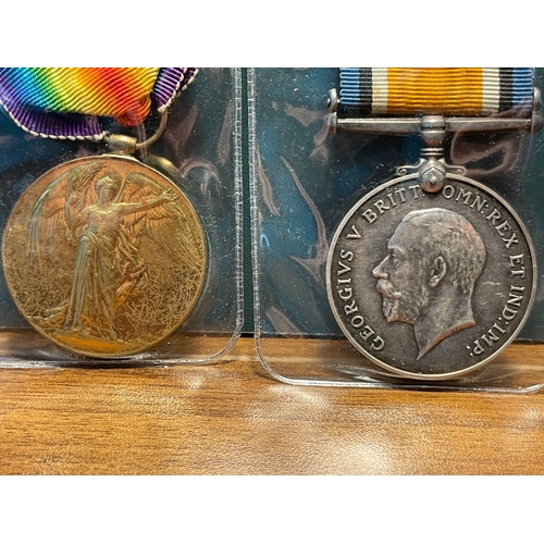 156 - Group of Two Medals British WW1 General War Medal + Peace Medal 2nd Lieutenant W.G Davis R.A.F