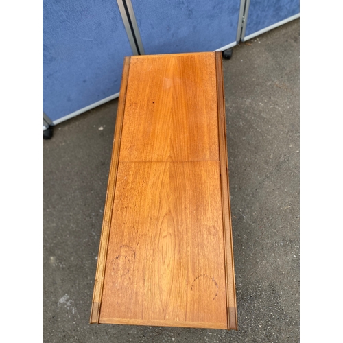 216 - Teak extendable coffee table with tiled design

See images for dimensions.