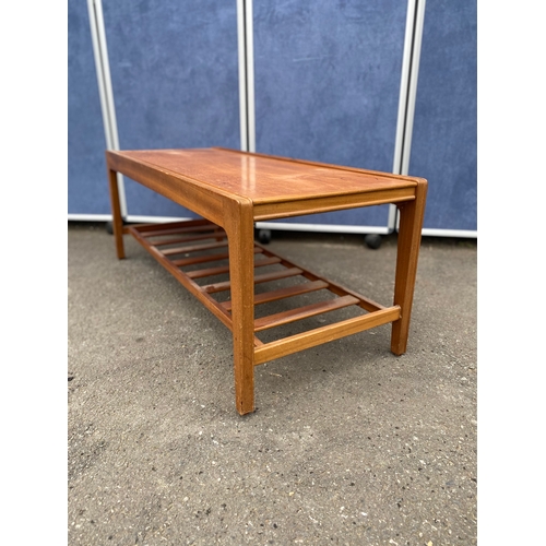 216 - Teak extendable coffee table with tiled design

See images for dimensions.