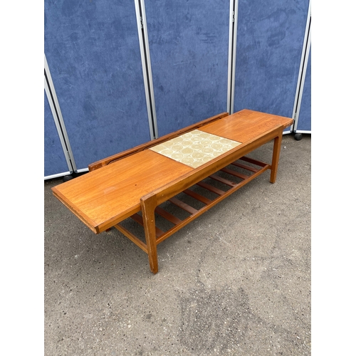 216 - Teak extendable coffee table with tiled design

See images for dimensions.