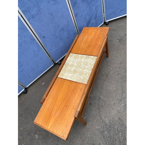 216 - Teak extendable coffee table with tiled design

See images for dimensions.