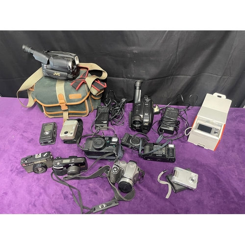 35 - Quantity of Vintage / Digital Cameras / cam recorders - Canon / Sony / JVC + others