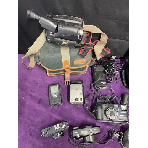 35 - Quantity of Vintage / Digital Cameras / cam recorders - Canon / Sony / JVC + others