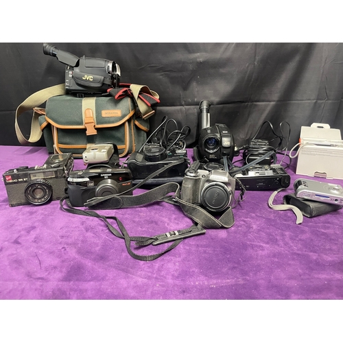 35 - Quantity of Vintage / Digital Cameras / cam recorders - Canon / Sony / JVC + others