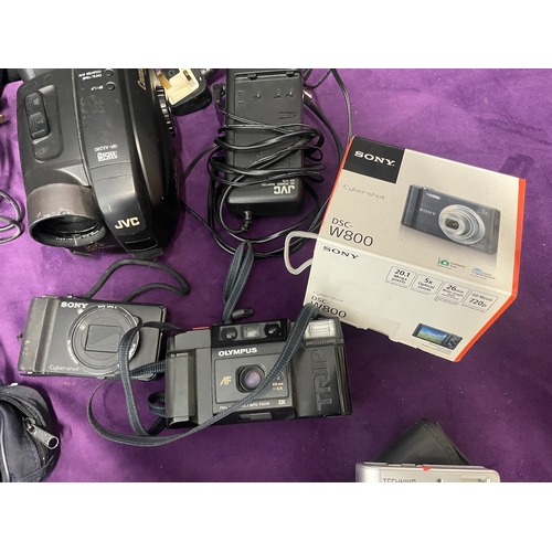 35 - Quantity of Vintage / Digital Cameras / cam recorders - Canon / Sony / JVC + others