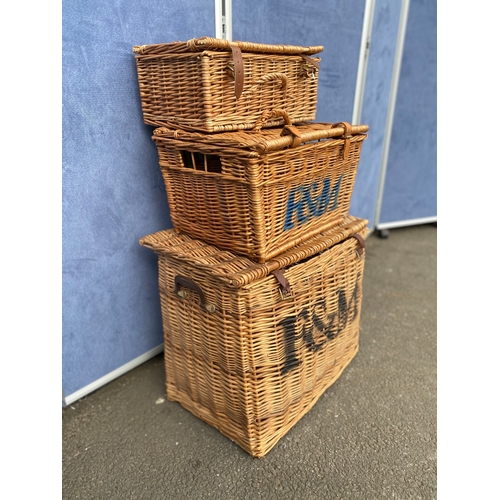 268 - A quantity of traditional wicker Fortnum & Mason baskets/hampers