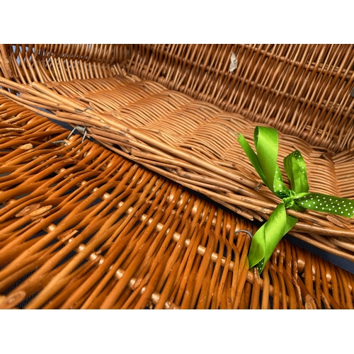 268 - A quantity of traditional wicker Fortnum & Mason baskets/hampers