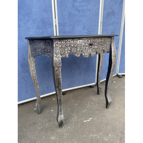 277 - A small embossed hall/console table

Dimensions - 15