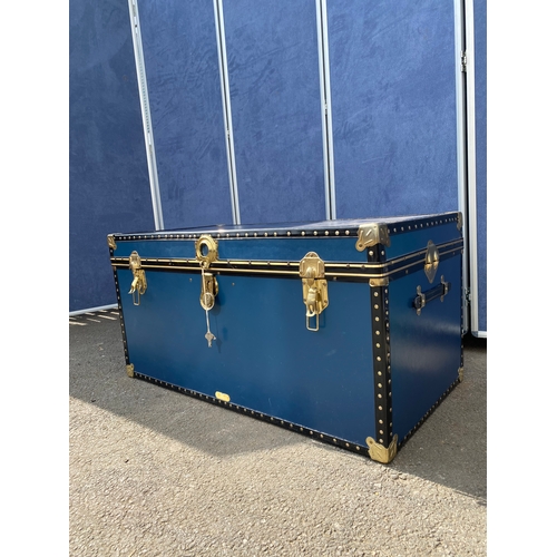 279 - Blue Cambridge satchel style trunk

Dimensions - 39