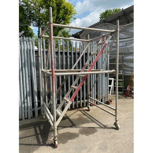 285 - Youngman alloy easy access mobile scaffolding system. 

Please see images for condition.