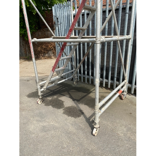 285 - Youngman alloy easy access mobile scaffolding system. 

Please see images for condition.