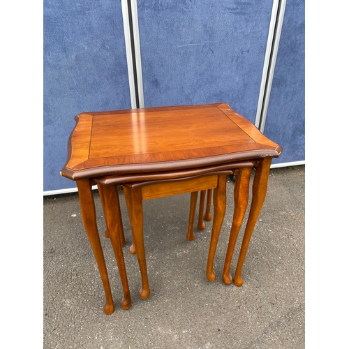 286 - Nest of three burr walnut tables.

Dimensions of largest provided for reference.