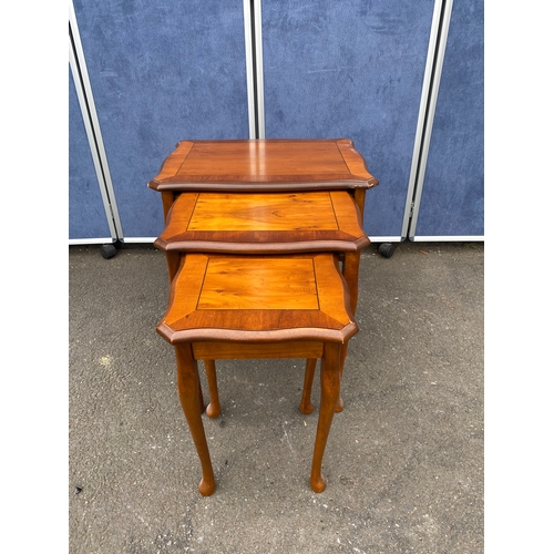 286 - Nest of three burr walnut tables.

Dimensions of largest provided for reference.