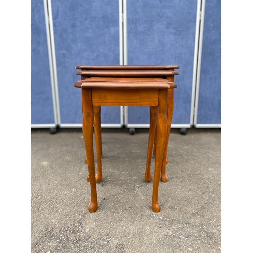 286 - Nest of three burr walnut tables.

Dimensions of largest provided for reference.