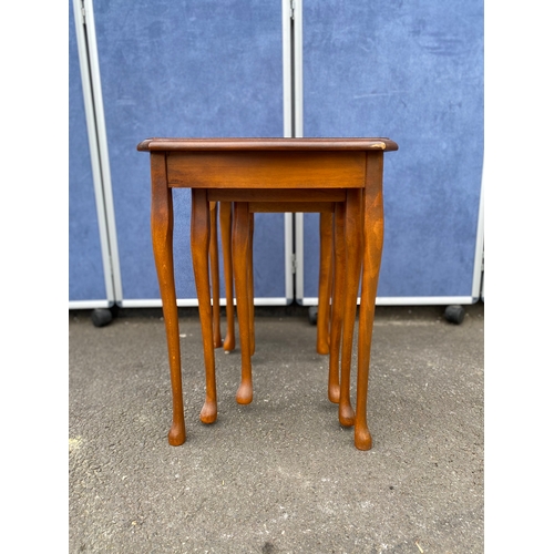 286 - Nest of three burr walnut tables.

Dimensions of largest provided for reference.