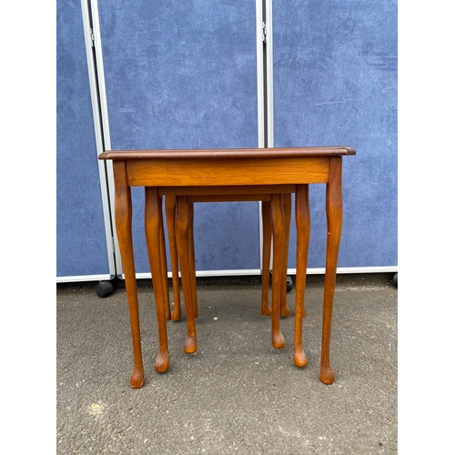 286 - Nest of three burr walnut tables.

Dimensions of largest provided for reference.