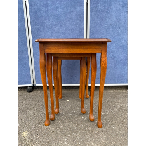 286 - Nest of three burr walnut tables.

Dimensions of largest provided for reference.