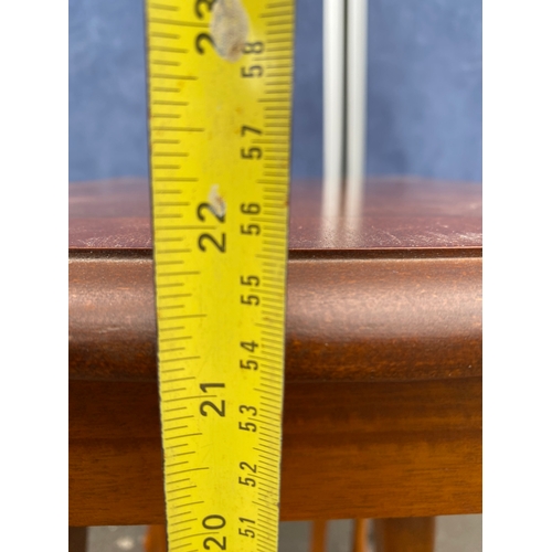 286 - Nest of three burr walnut tables.

Dimensions of largest provided for reference.