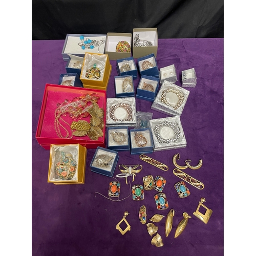 84 - Quantity of new and used costume jewellery, earrings, pendants, necklaces