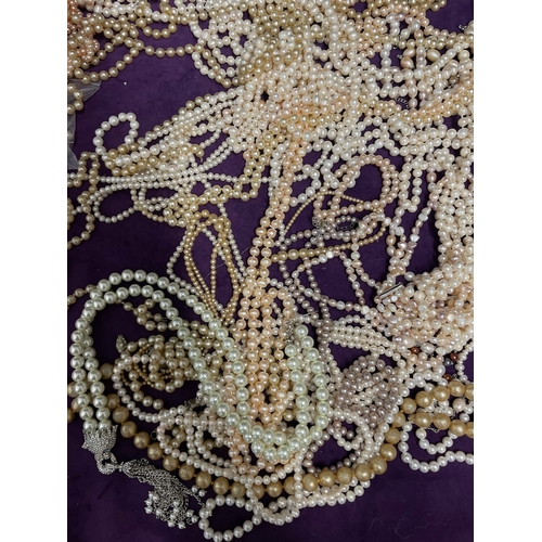 86 - Large quantity of new and vintage pearls necklaces