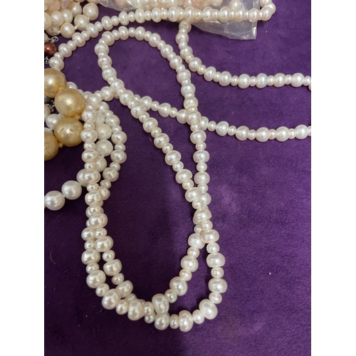 86 - Large quantity of new and vintage pearls necklaces