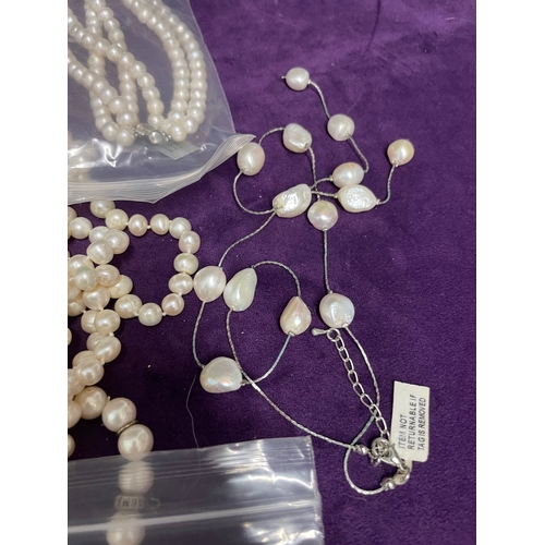 86 - Large quantity of new and vintage pearls necklaces