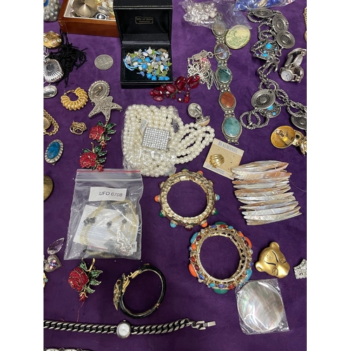 91 - Large quantity of vintage costume jewellery with some 925 silver