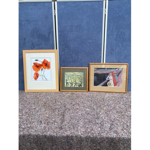 324 - A miscellaneous lot of three different art pieces