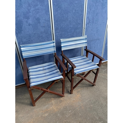 416 - A pair of directors/foldable chairs