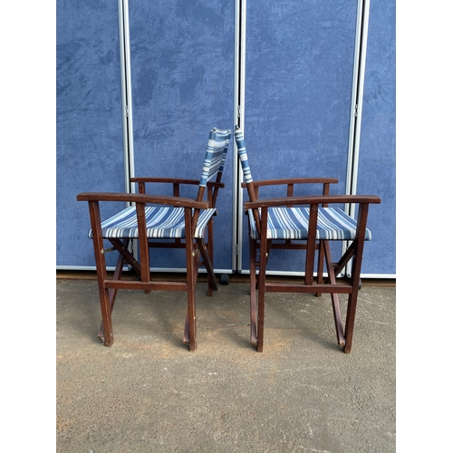 416 - A pair of directors/foldable chairs