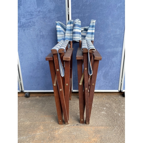 416 - A pair of directors/foldable chairs