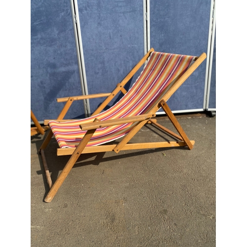 418 - A set of three folding beach/deck chairs