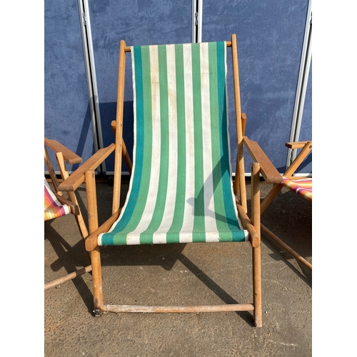 418 - A set of three folding beach/deck chairs