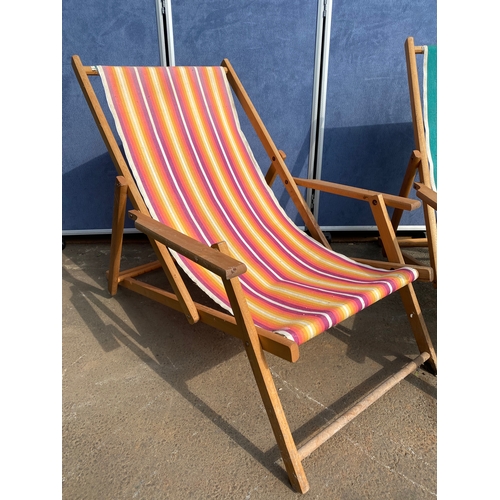 418 - A set of three folding beach/deck chairs