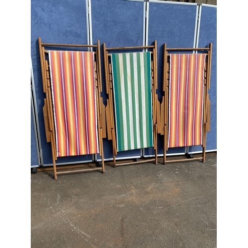 418 - A set of three folding beach/deck chairs