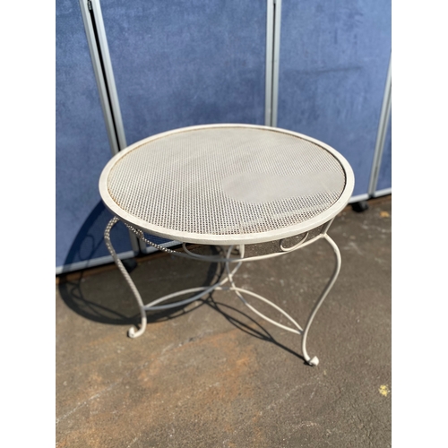 460 - White metal circular garden/patio table