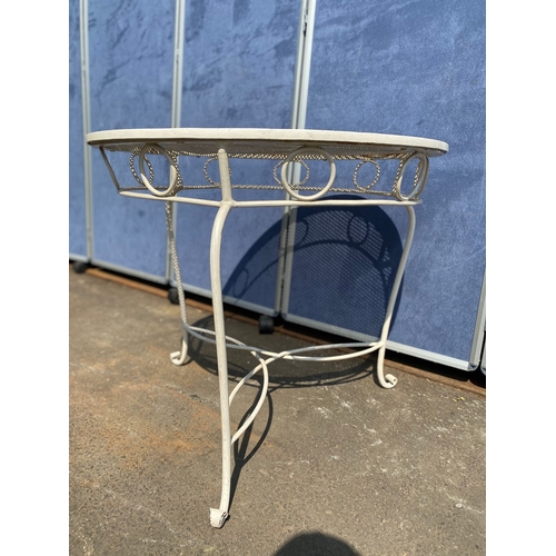 460 - White metal circular garden/patio table