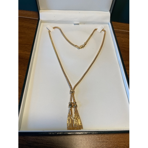 106 - 9ct yellow gold necklace with tassel pendants 10.6