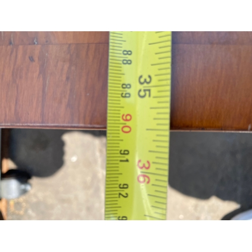 464 - English Reprodux coffee table 

Dimensions - 35.5