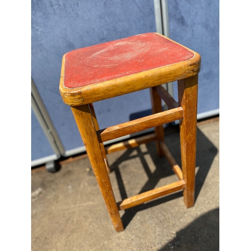 472 - Single red leather bar stool 

Dimensions - 13