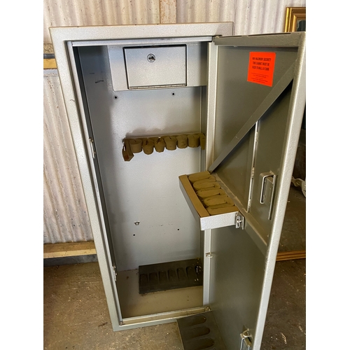 490 - Large heavy duty multiple gun safe with three keys and separate ammunition locker

Dimensions - 24