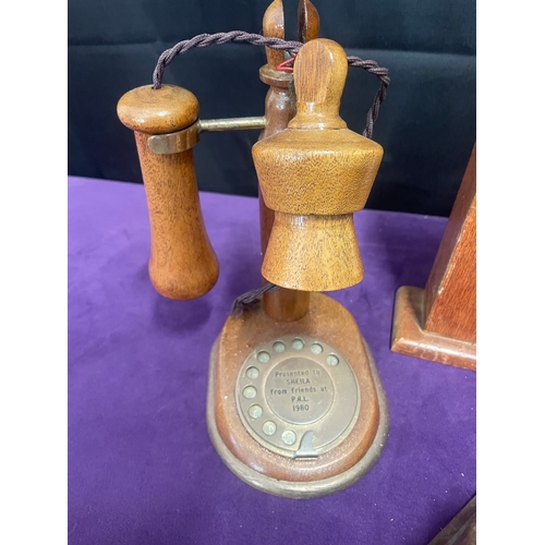 186 - Lot of four vintage items including table calendar